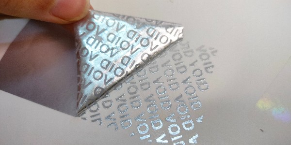 亞銀VOID不幹膠材料（liào）是防（fáng）偽標簽的一種一般貼在哪裏？